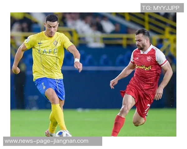 C罗与队友对达马克禁区内手球提出质疑裁判未判罚点球引发争议